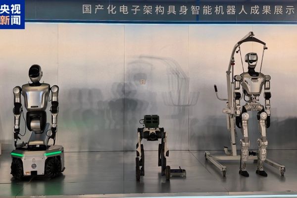 Yerli elektronik mimariye sahip EAI robotu görücüye çıktı Yerli elektronik mimariye sahip EAI robotu görücüye çıktı