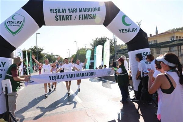 Yeşilay Yarı Maratonu, İstanbul’un tarihi rotalarında gerçekleştirildi Yeşilay Yarı Maratonu, İstanbul’un tarihi rotalarında gerçekleştirildi
