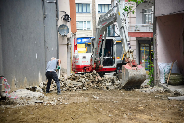 Yeşiltepe Caddesi’nde yenileme çalışmalarında ikinci etaba geçildi Yeşiltepe Caddesi’nde yenileme çalışmalarında ikinci etaba geçildi