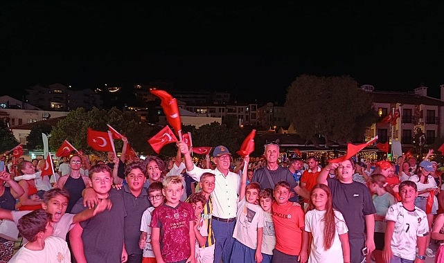 Yüzlerce Datçalı şampiyonluğu beraber izledi Yüzlerce Datçalı şampiyonluğu beraber izledi