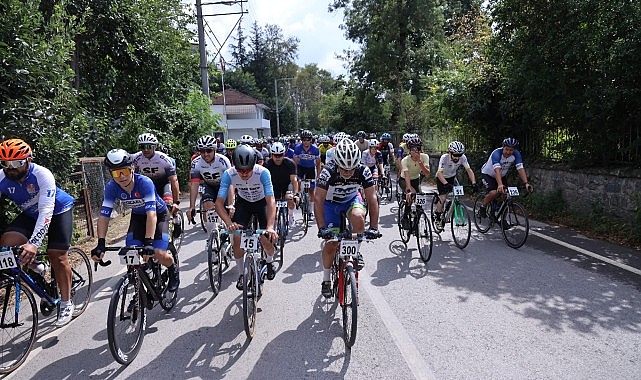 Zafer Bayramı'nda Kartepe Zirvesine Pedalladılar Zafer Bayramı'nda Kartepe Zirvesine Pedalladılar