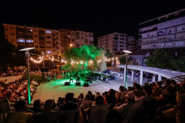Zeytin ağacının altında “Gece Makamı” ezgileri yankılandı Zeytin ağacının altında “Gece Makamı” ezgileri yankılandı