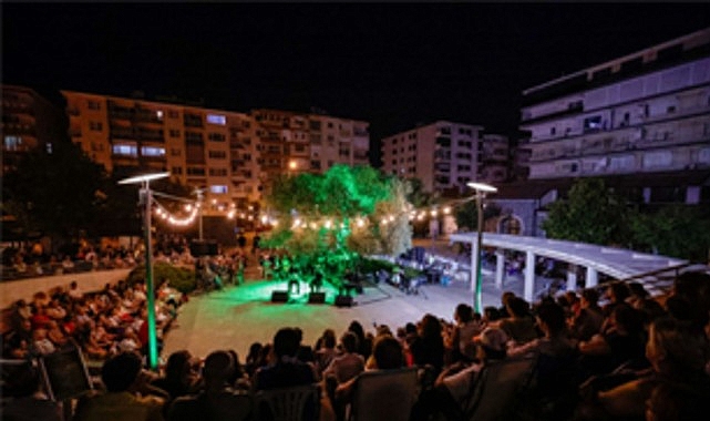 Zeytin ağacının altında “Gece Makamı" ezgileri Zeytin ağacının altında “Gece Makamı" ezgileri