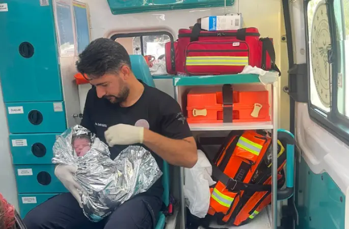 112 ekiplerinden araçta başarılı doğum müdahalesi: Anne ve bebek sağlıklı