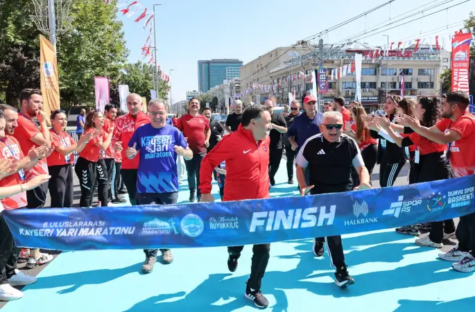 6. Uluslararası Kayseri Yarı Maratonu 10 bin sporseverin katılımıyla koşuldu