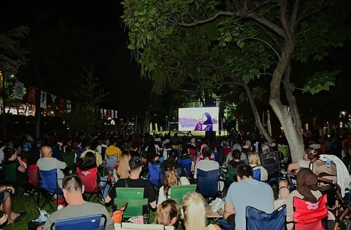 Açık Hava Sinema Geceleri Manisalılara Nostalji Rüzgârı Estiriyor