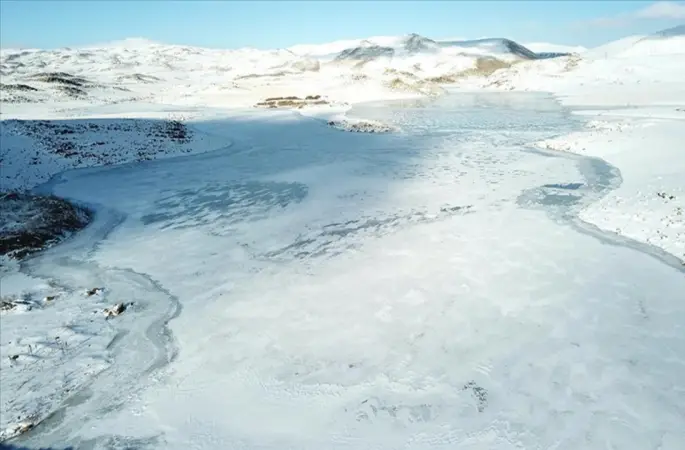 Ağrı'daki Derecek Barajı buzla kaplandı