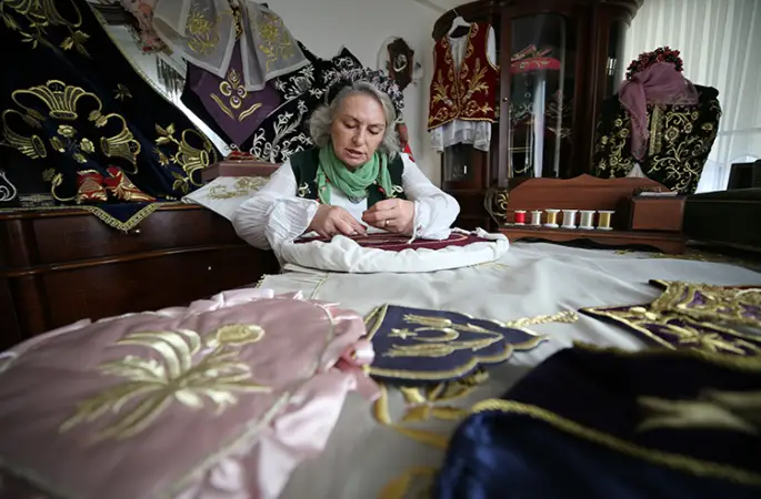 Ailesinden öğrendiği sim sırma sanatını geleneksel usullerle yaşatıp geleceğe taşıyor