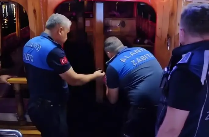 Alanya’da iki tur teknesi mühürlendi