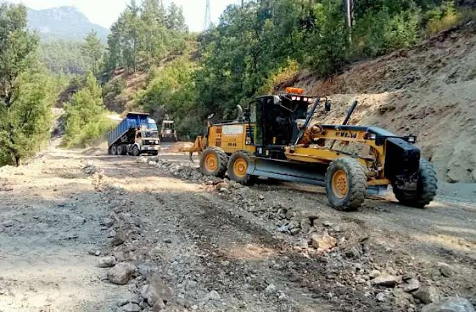 Alanya’nın kırsal mahallelerinde yol bakım ve onarım çalışmaları sürüyor