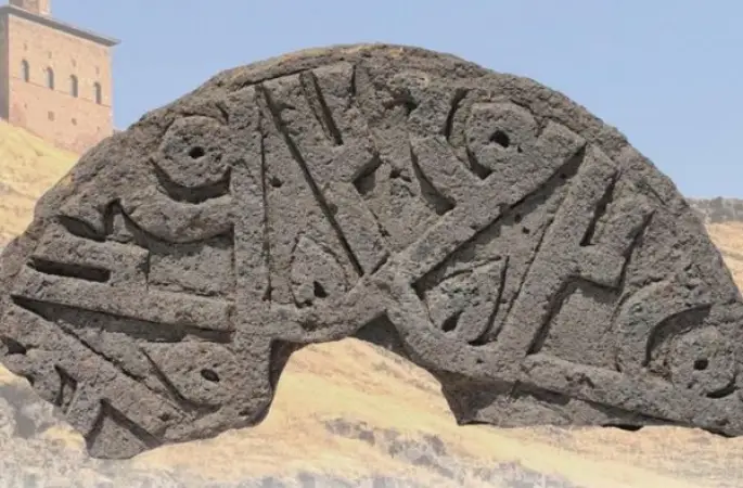 Ani’de “Hz. Muhammed” isminin yer aldığı Selçuklu taşı bulundu