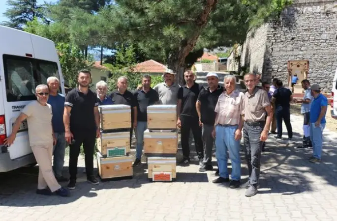 Antalya Büyükşehir Belediyesinden arıcılara 221 kovan desteği