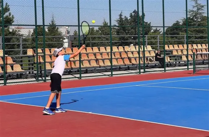 Antalya Büyükşehir Belediyesi'nden ücretsiz tenis kursu
