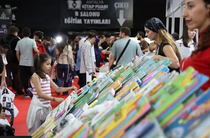 Antalya Kitap Fuarı üçüncü gününde de yoğun ilgi gördü