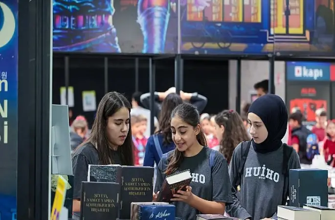 Antalya Kitap Fuarı'na öğrencilerden yoğun ilgi