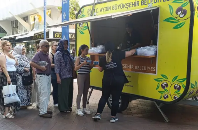 Aydın Büyükşehir Belediyesi’nden vatandaşlara aşure ikramı