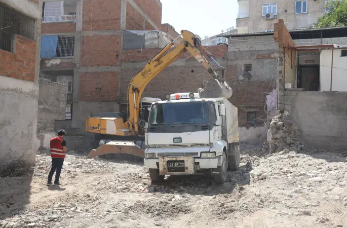 Bağlar’da 1 ayda 32 metruk yapı yıkıldı