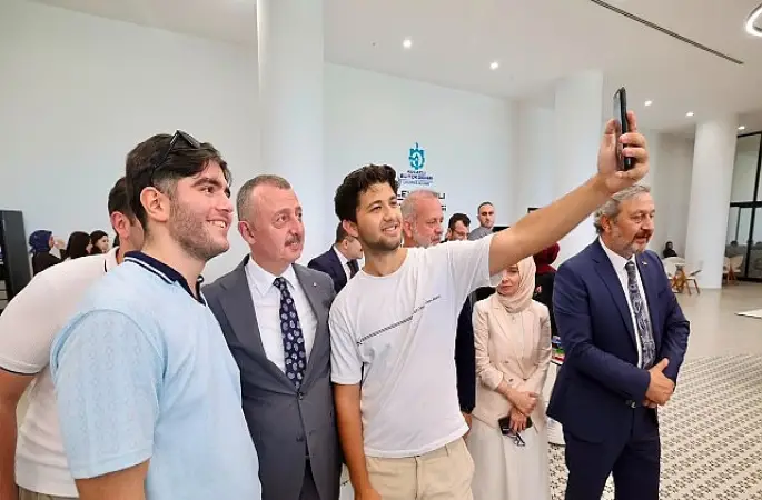 Bakan Çiftçi'den Alev Alatlı Kütüphanesi'ne tam not;  “Yeter ki siz okuyun, çalışın