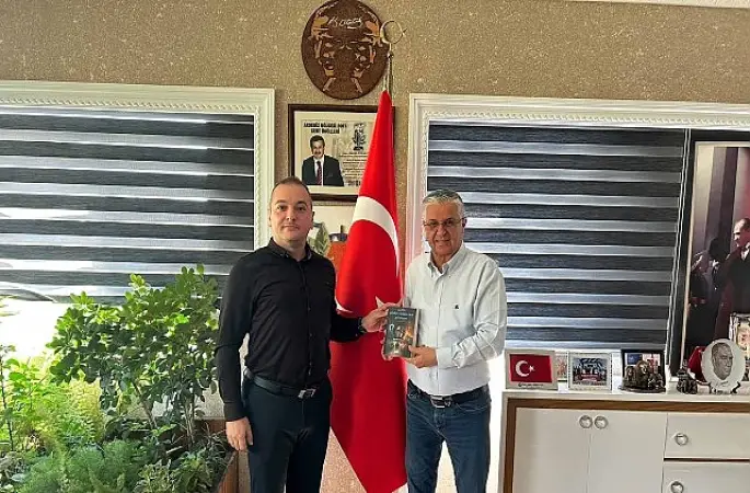Balıca, yeni kitabını Başkan Topaloğlu'na takdim etti