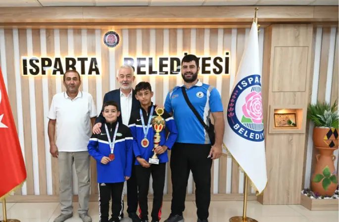Başdeğirmen, başarılı güreşçileri kabul etti