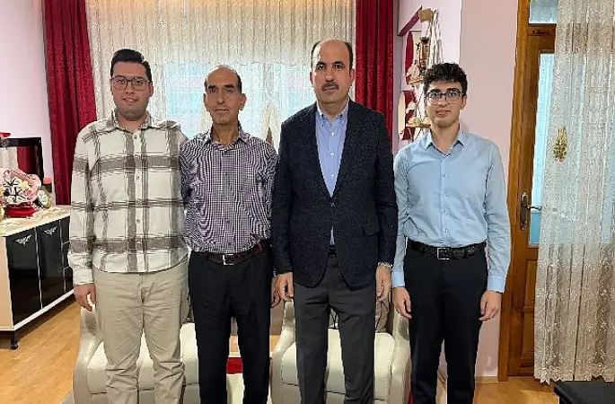 Başkan Altay, “Vefa Umresi" ile Kutsal Topraklara Giden Vatandaşları Evlerinde Ziyaret Etti