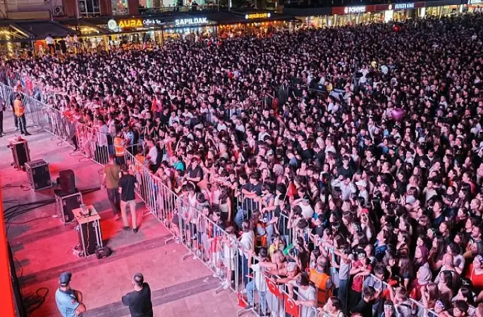 Başkan Çerçioğlu On Binlerce Aydınlıyı Atatürk Kent Meydanı'nda Kurtuluş Coşkusunda Buluşturdu