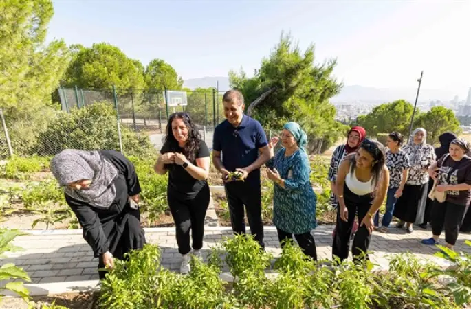 Başkan Tugay, Meriç Mahalle Bostanı'nda üretici kadınlarla buluştu