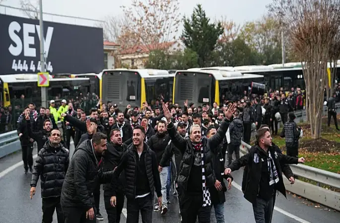 Beşiktaş taraftarları, Kadıköy’e ulaştı!