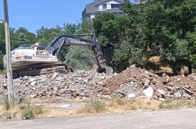Bingöl'de 2 metruk yapı yıkıldı