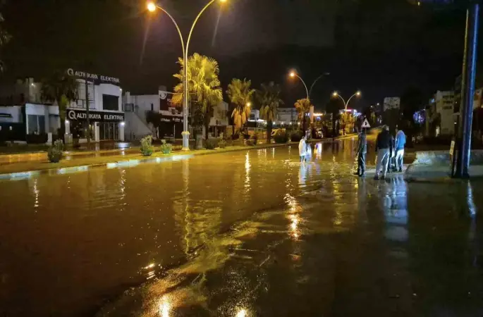 Bodrum’da Sağanak Yağış: Yollar Kapandı, Ev ve İş Yerleri Sular Altında