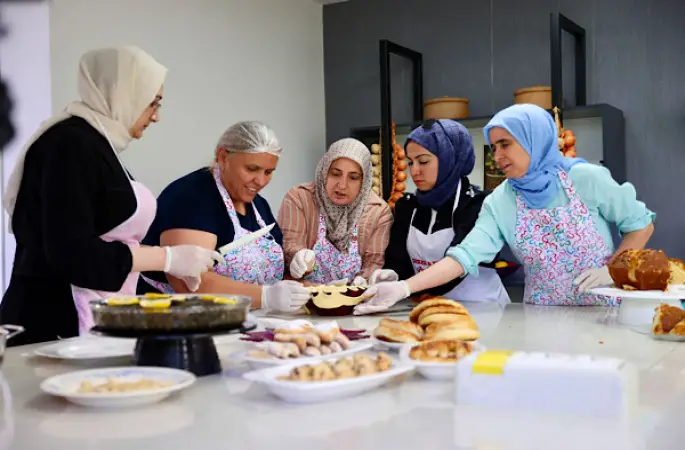 Buca'da kadınlara yönelik aşçılık ve pastacılık kursları düzenleniyor