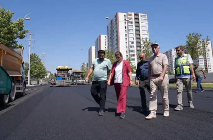 Bucak, Talaytepe Caddesi’ndeki asfalt çalışmalarını inceledi
