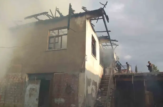 Burdur Kemer'de Ev Yangını Söndürüldü — Elmacık Köyünde Maddi Hasar