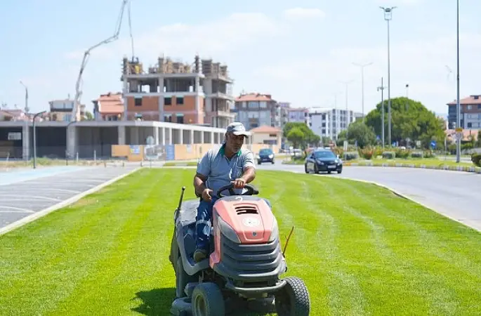 Burhaniye'de Park ve Yeşil Alanlarda Kapsamlı Bakım Çalışmaları Sürüyor