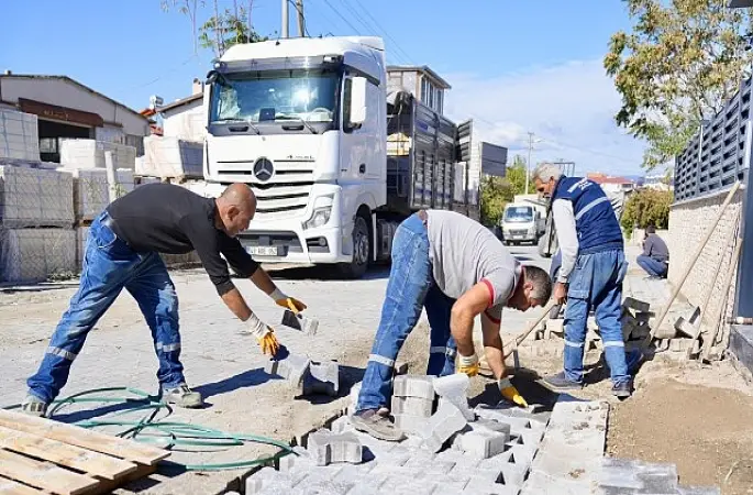 Burhaniye'de Yol Yapım ve Bakım Çalışmaları Sürüyor