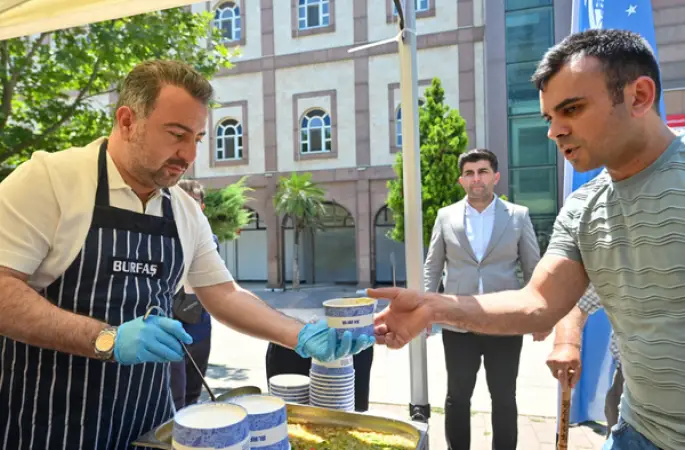 Bursa'da Muharrem ayı dolayısıyla 17 ilçede 28 farklı noktada aşure dağıtıldı