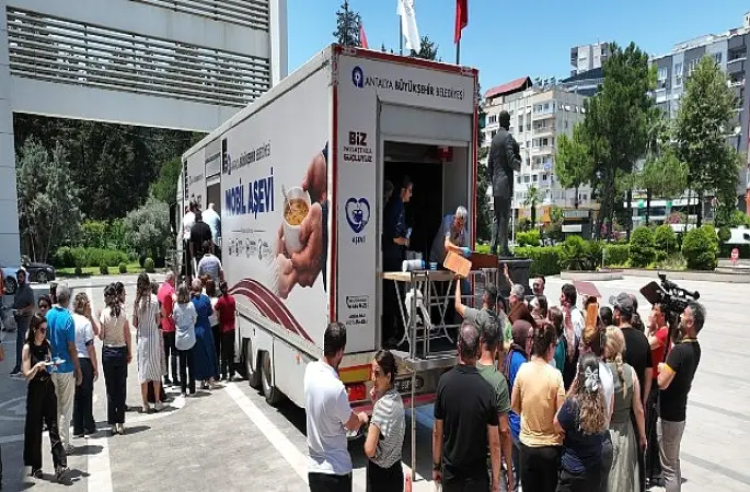 Büyükşehir Belediyesi'nden aşure ikramı 