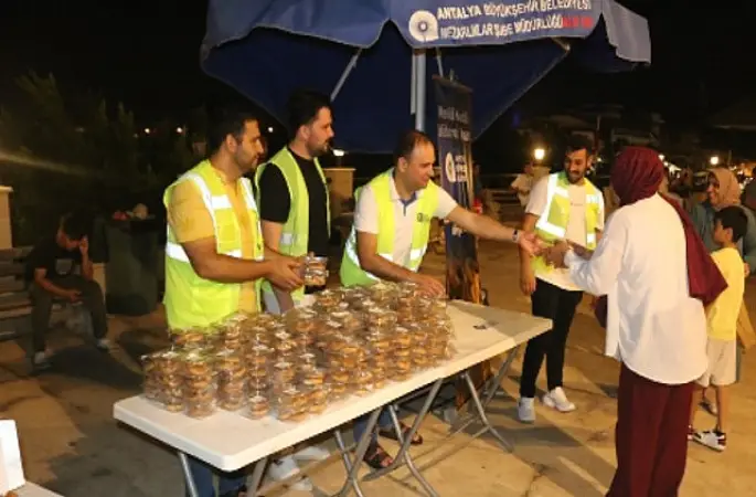 Büyükşehir Mevlit Kandil'inde 19 ilçede lokma ikram etti