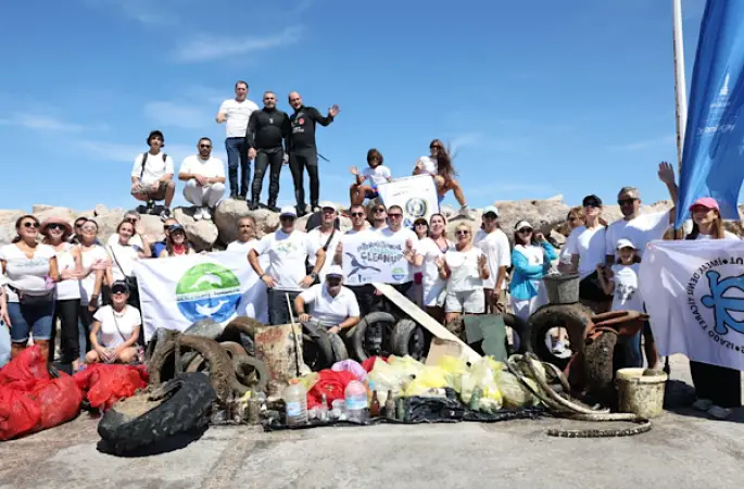 Çeşme kıyılarında yaklaşık 1,5 ton atık toplandı