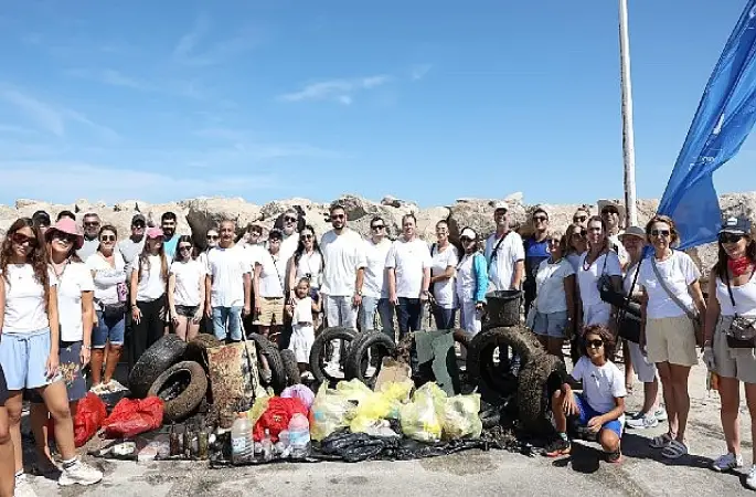 Çeşme kıyılarından 1,5 ton atık çıkarıldı