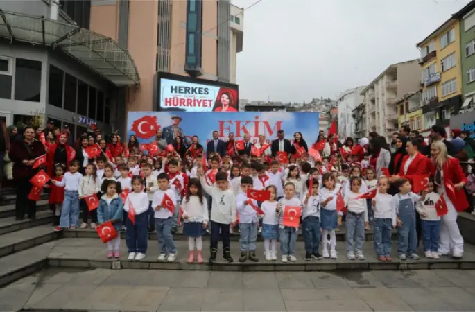 Çınar Çocuk Evleri öğrencilerinden Cumhuriyet korteji ve korosu