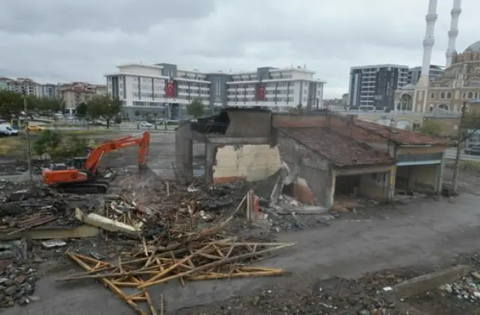 Çorum’da “Genç Park” projesi için yıkım çalışmaları sürüyor