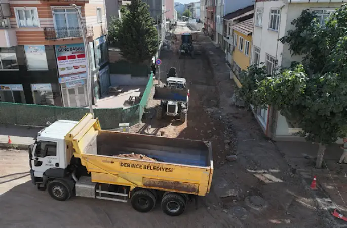 Derince'de cadde ve sokaklarda üstyapı çalışmaları sürüyor