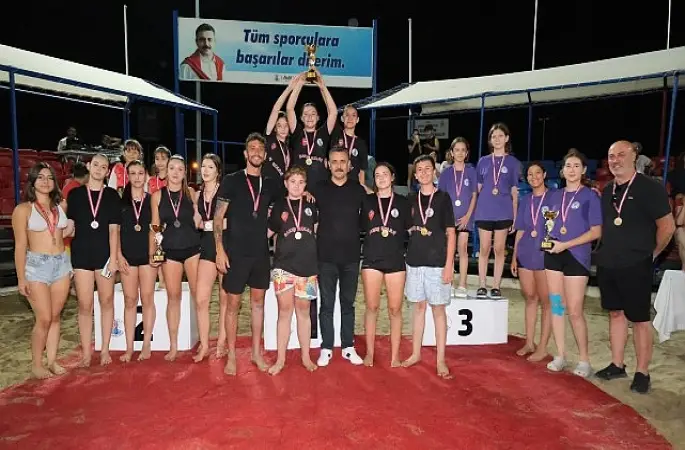 Dikili'nin Yıldızları Kupayı Kaldırdı