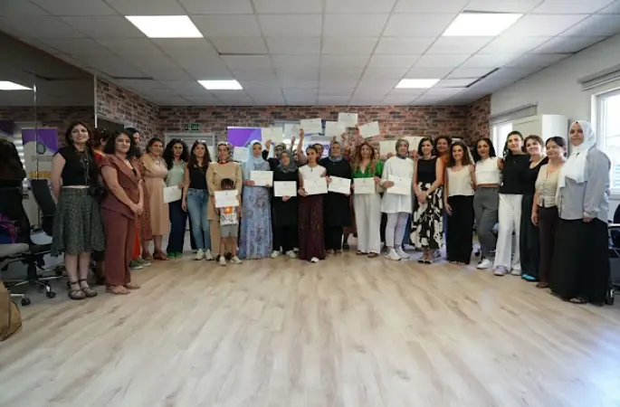  Diyarbakır'da mesleki eğitimleri tamamlayan 50 kadına katılım belgesi verildi
