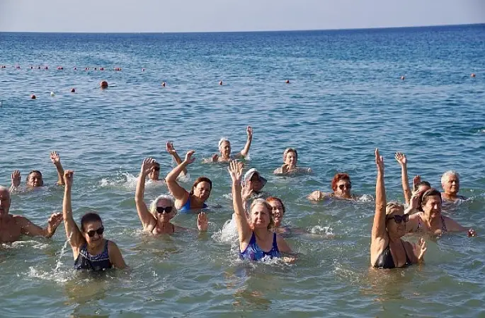 Dünya Barış Gününe denizde pilates ile başladılar