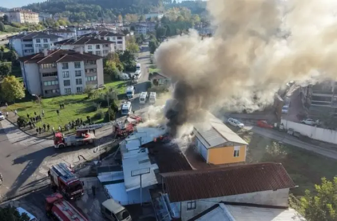 Düzce’de kıraathanenin çatısında çıkan yangın söndürüldü