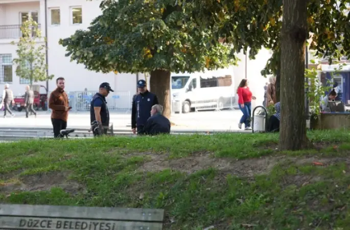 Düzce’de yere izmarit atanlara para cezası uygulandı