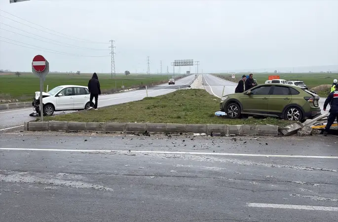 Edirne'de iki otomobilin çarpıştığı kazada 7 kişi yaralandı