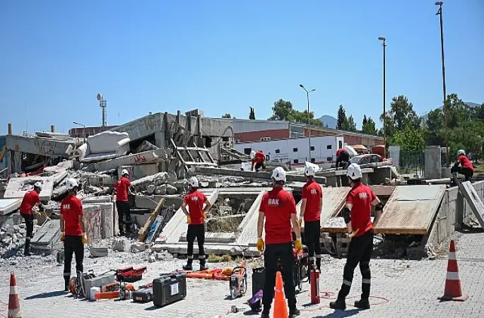 Enkazda nefes alacak zaman yok